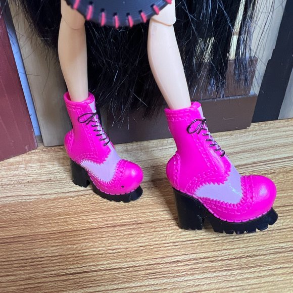 Vintage Bratz Jade Doll 2015 Green Eyes Long Black Crimped Hair 10" - Picture 9 of 11